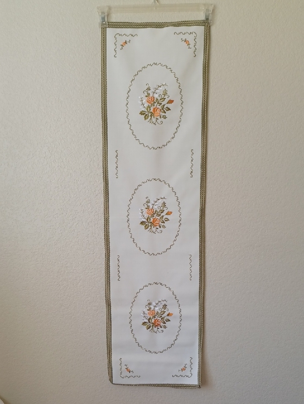 Vintage Scandinavian-style Embroidered Rose Floral Table Runner In Cream & Green